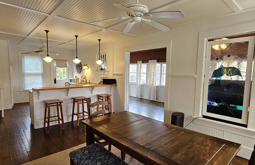 Syracuse Cottage | Cozy Lake cottage