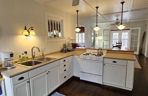 Syracuse Cottage | Cozy Lake cottage