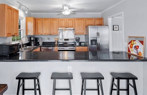 New London House | Cozy Lake Front Cottage on Badin Lake