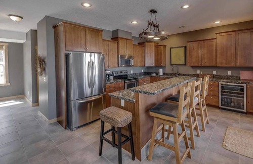 Walker House | Cozy Lake Front Home with private beach on Leech