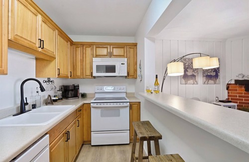 Lake Geneva Condo | Cozy Lake Geneva Condo | Amenities | WiFi