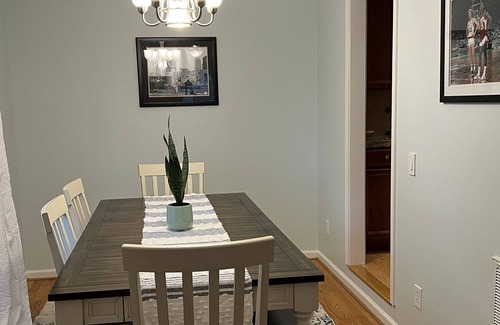 Olivia Cottage | Cozy lake & golf course retreat
