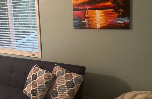 Olivia Cottage | Cozy lake & golf course retreat