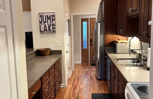 Lavonia House | Cozy Lake Hartwell Cabin - Beautiful dock views! Bring your boat and your pet!