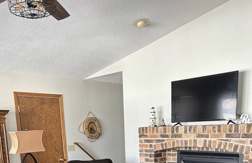 Madison House | Cozy lake house with private sand beach right on Lake Madison