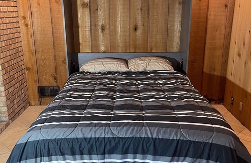 Warsaw Apartment | Cozy Lake Side Accommodations with Queen beds.