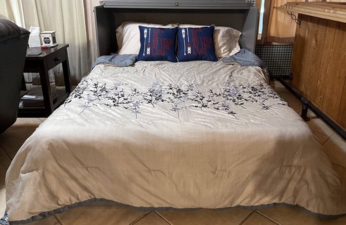 Warsaw Apartment | Cozy Lake Side Accommodations with Queen beds.