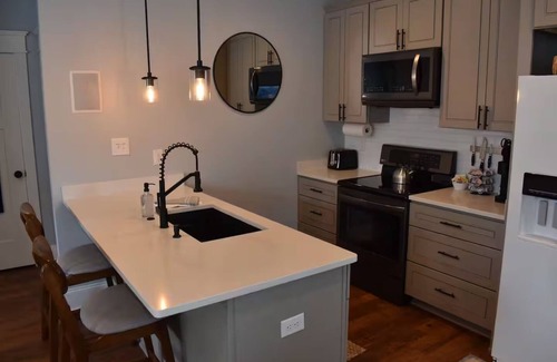 Inman Apartment | Cozy Lakefront Apartment