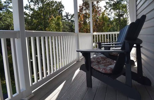 Inman Apartment | Cozy Lakefront Apartment