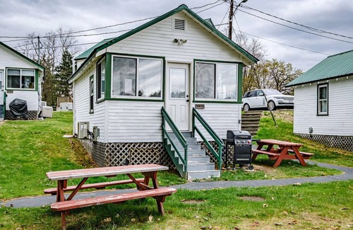 Naples Cabin | Cozy Lakefront Cabin with Beach & AC