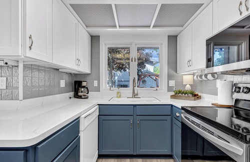 Random Lake Cottage | Cozy Lakefront Escape: Perfect for Seasonal Getaways & Large Groups