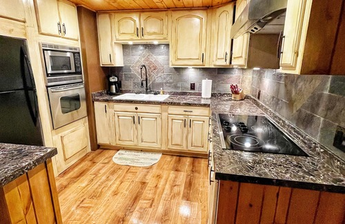 Mirror Lake House | Cozy Lakefront Getaway 2BR/1BA on Mirror Lake, 1 mile from town