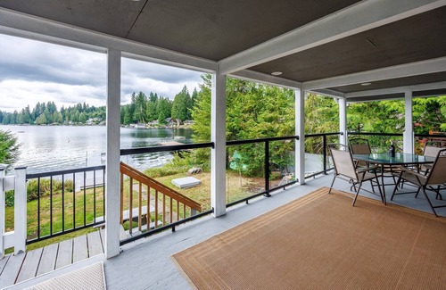 Lake Roesiger House | Cozy Lakefront Home near Snohomish, WA. Paddleboat, Air Conditioning