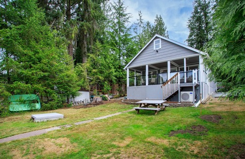 Lake Roesiger House | Cozy Lakefront Home near Snohomish, WA. Paddleboat, Air Conditioning