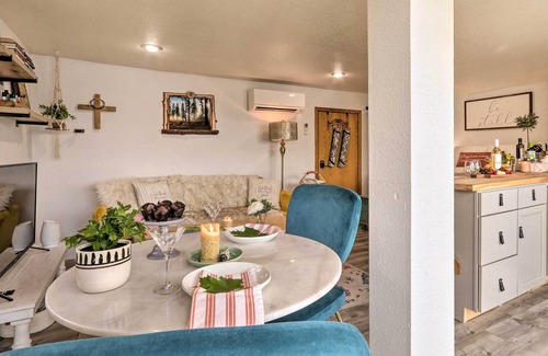 Newman Lake Apartment | Cozy Lakefront Honeymoon Bay Studio w/ Hot Tub!