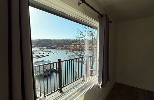 Osage Beach Cabin | Cozy Lakefront Penthouse Suite