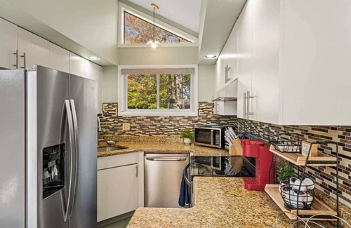 Tobyhanna Cabin | Cozy Lakefront Poconos Cabin | Hot Tub, Kayaks