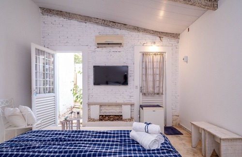 Hidrolandia House | Cozy Lakefront Suites RGB
