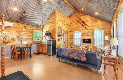 Wimberley Cabin | Cozy Lakehouse Charm + Firepit & Pickleball Fun