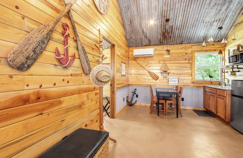 Wimberley Cabin | Cozy Lakehouse Charm + Firepit & Pickleball Fun