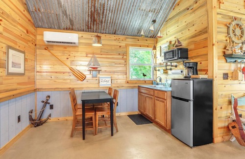 Wimberley Cabin | Cozy Lakehouse Charm + Firepit & Pickleball Fun