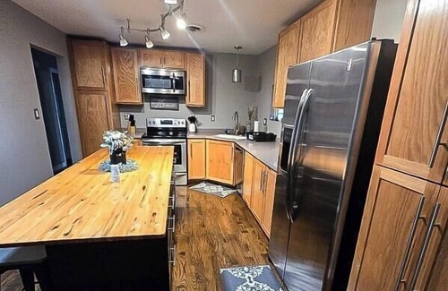 Bronston House | Cozy Lakehouse – Game Room, Pet-Friendly, Near Boatramp, 3-Season room!