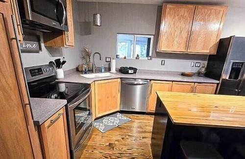 Bronston House | Cozy Lakehouse – Game Room, Pet-Friendly, Near Boatramp, 3-Season room!