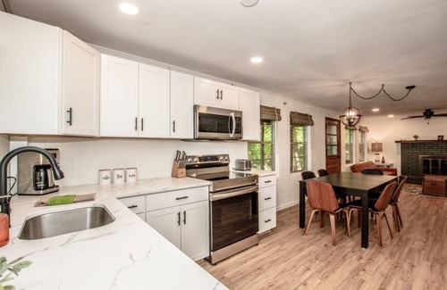 Sherrills Ford House | Cozy Lakeside Bungalow 3 Patios, Kayaks, Firepit & Dogs Allowed!