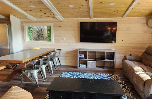 Bandon Cabin | Cozy lakeside cabin on Laurel Lake just outside Bandon Dunes. Pet friendly!