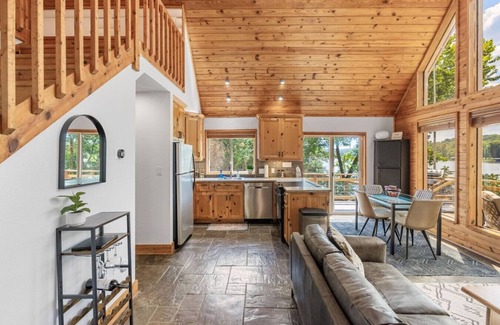 Jones Mills Cabin | Cozy Lakeside Cabin + Swim Dock + Kayak + Canoe