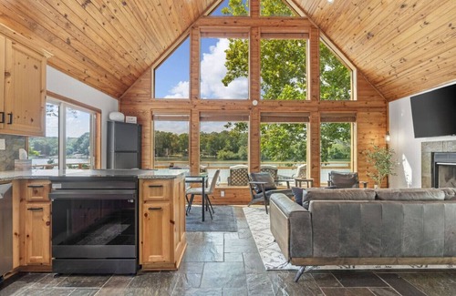 Jones Mills Cabin | Cozy Lakeside Cabin + Swim Dock + Kayak + Canoe