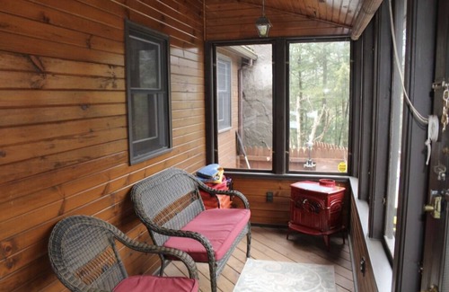 White Haven House | Cozy Lakeside Cottage: Hot Tub, Pool Table, Lake Access, Kayaks, WiFi, +More