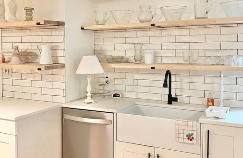 Lakeside House | Cozy Lakeside Cottage. with access to a private beach!