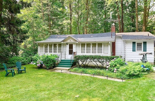 Lakeside House | Cozy Lakeside Cottage. with access to a private beach!