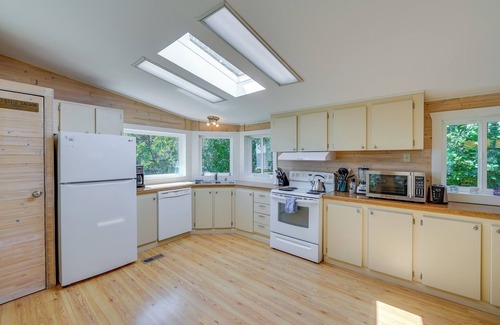 Langley Cottage | Cozy Langley Retreat: Water Views & Beach Access