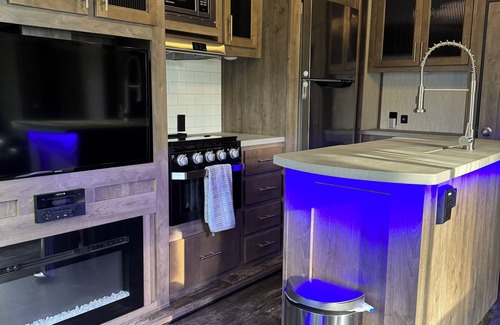 Alabama Grove Terrace House | Cozy, Large RV in Pleasant Fort Myers with AC, Free WiFi by Park and River