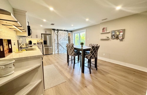 Collingwood House | Cozy Licensed Collingwood Suite & Spa – 1BR + Family Room Near Blue Mountain!