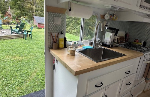 Pleasant Valley House | Cozy Lil’ Camper in Pleasant Valley