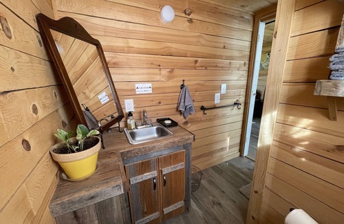 Everton Cottage | cozy Little House next to Pond w/scenic farm views. Pet friendly!