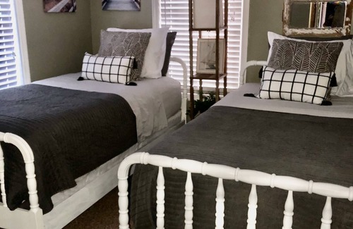 Sneads Ferry Cottage | Cozy little house! Located next to Camp Lejeune and a short drive to the beach!