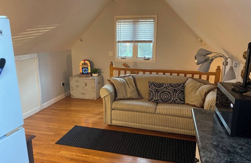 Oak Grove House | Cozy little space! Fully furnished! Come relax by the pool! 2 TV , CABLE/INT.