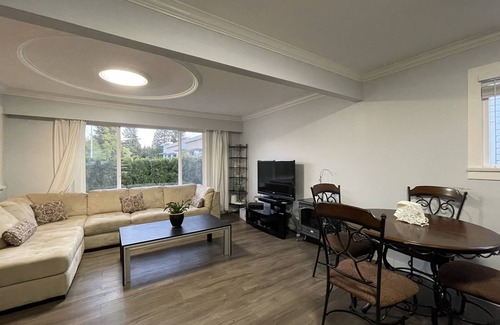Surrey House | Cozy Little White House With Two Bedroom