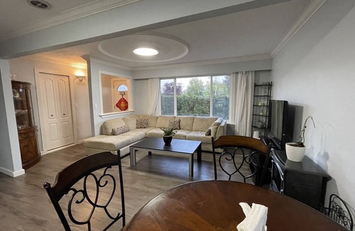 Surrey House | Cozy Little White House With Two Bedroom