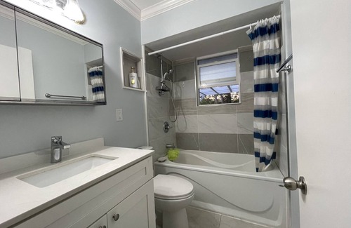 Surrey House | Cozy Little White House With Two Bedroom