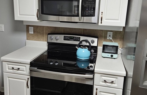 Walnut Grove House | Cozy Living at Cambridge - house close to shops, golf clubs and restaurants.