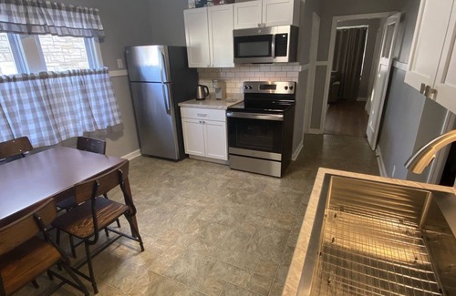 Milwaukee House | Cozy location between Bayview and the airport! Pets welcome!