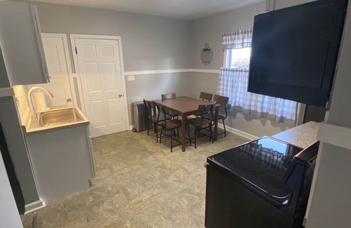 Milwaukee House | Cozy location between Bayview and the airport! Pets welcome!