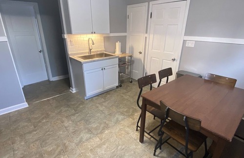 Milwaukee House | Cozy location between Bayview and the airport! Pets welcome!