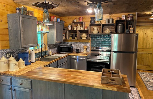 McArthur Cabin | Cozy Lodge Cabin on Highland Cow Farm: Hiking Trails, Hot Tub, Fire Pit, Games