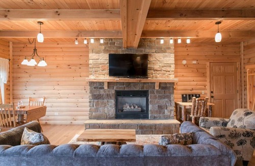 Millersburg Apartment | Cozy Lodge Fireplace Suite in Ohio's Amish Country